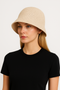 Chapeau cloche en laine beige pour femme élégant